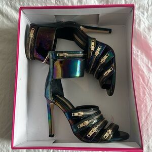 High heels ,metallic color super nice , BCBG  SIZE 5 1/2 .